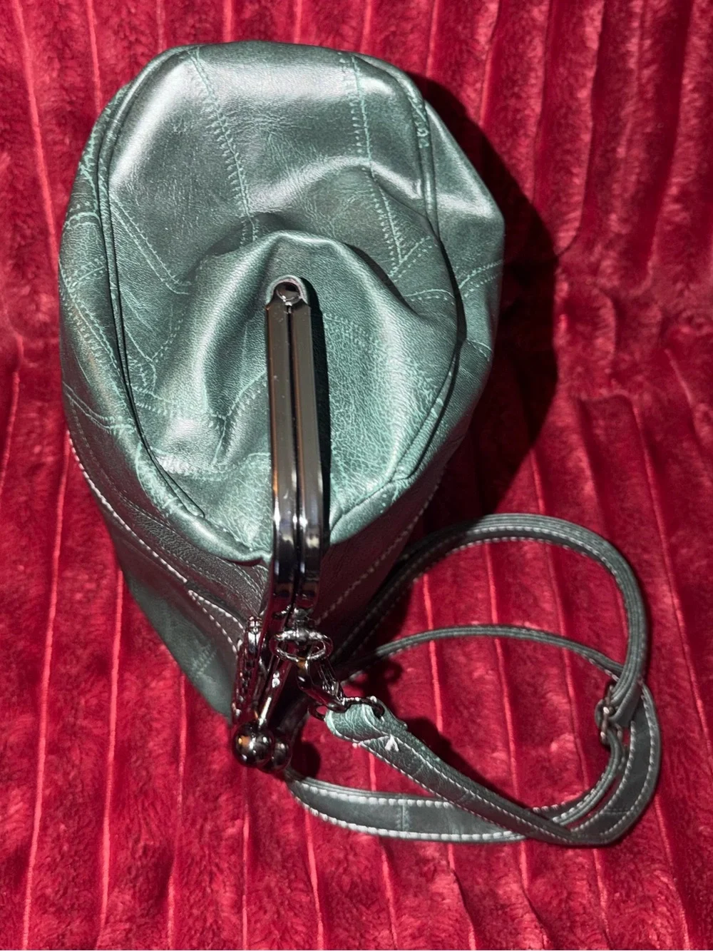 Vintage-Style Dark Green Leather Kiss-Lock Crossbody Bag